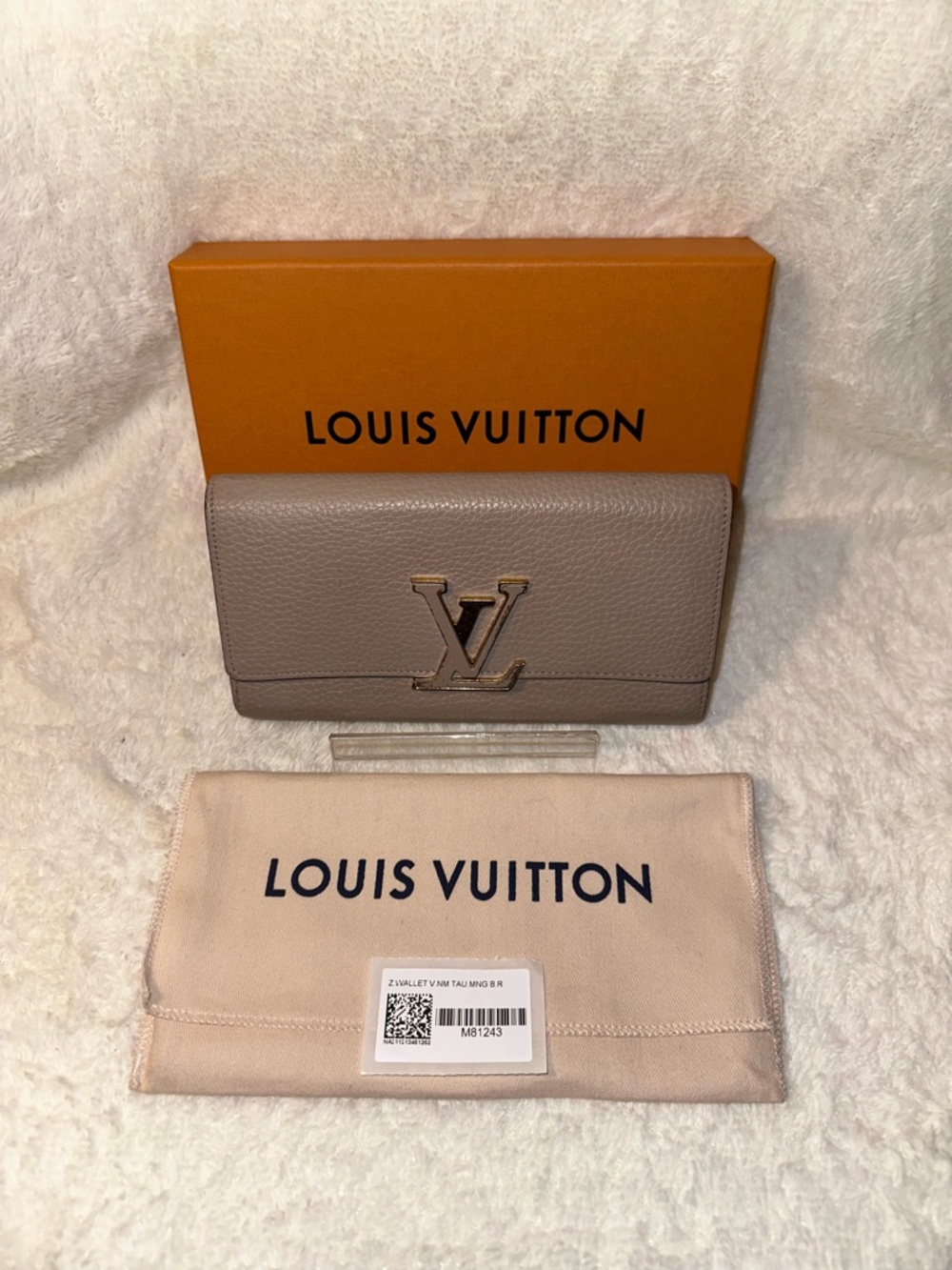 Louis Vuitton Capucines Beige Pebble Taurillon Leather Long Wallet